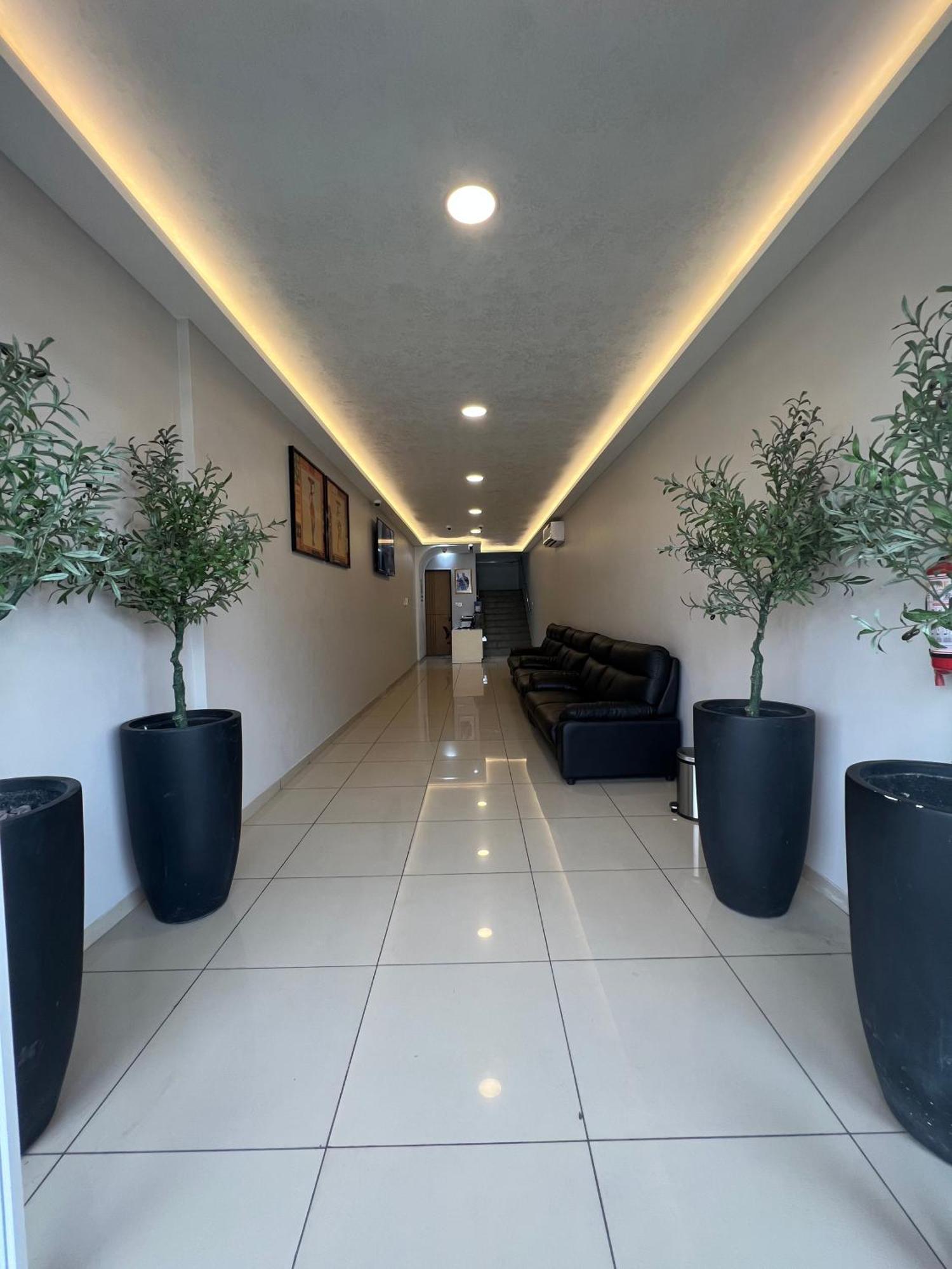 Ixoras Hotel Victoire Kinshasa Buitenkant foto