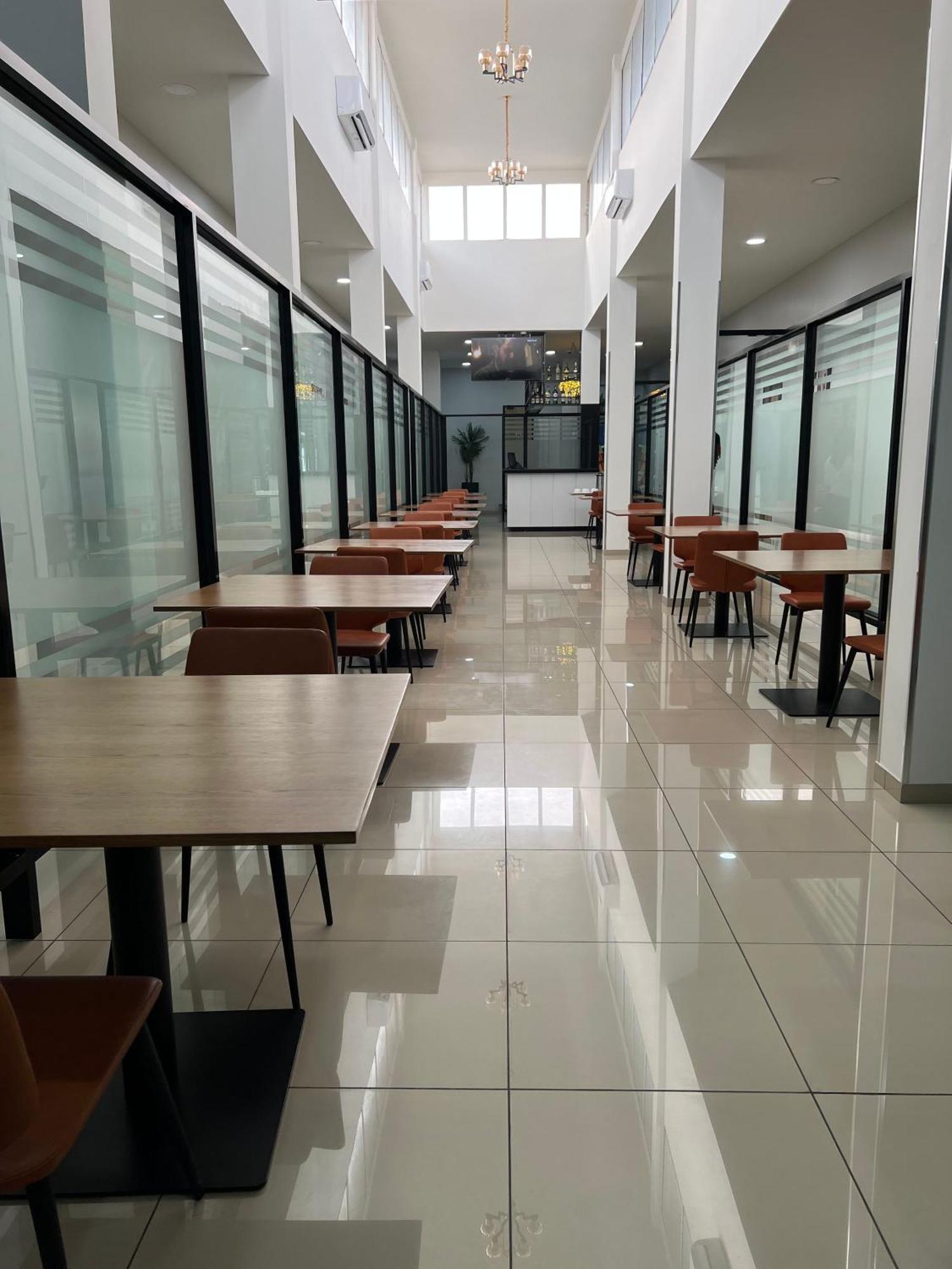 Ixoras Hotel Victoire Kinshasa Buitenkant foto