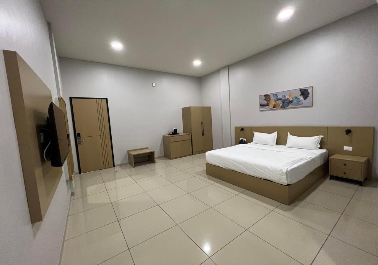 Ixoras Hotel Victoire Kinshasa Buitenkant foto