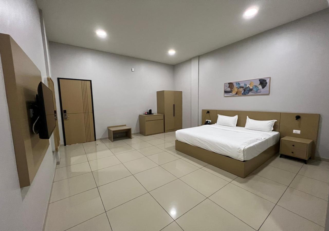 Ixoras Hotel Victoire Kinshasa Buitenkant foto