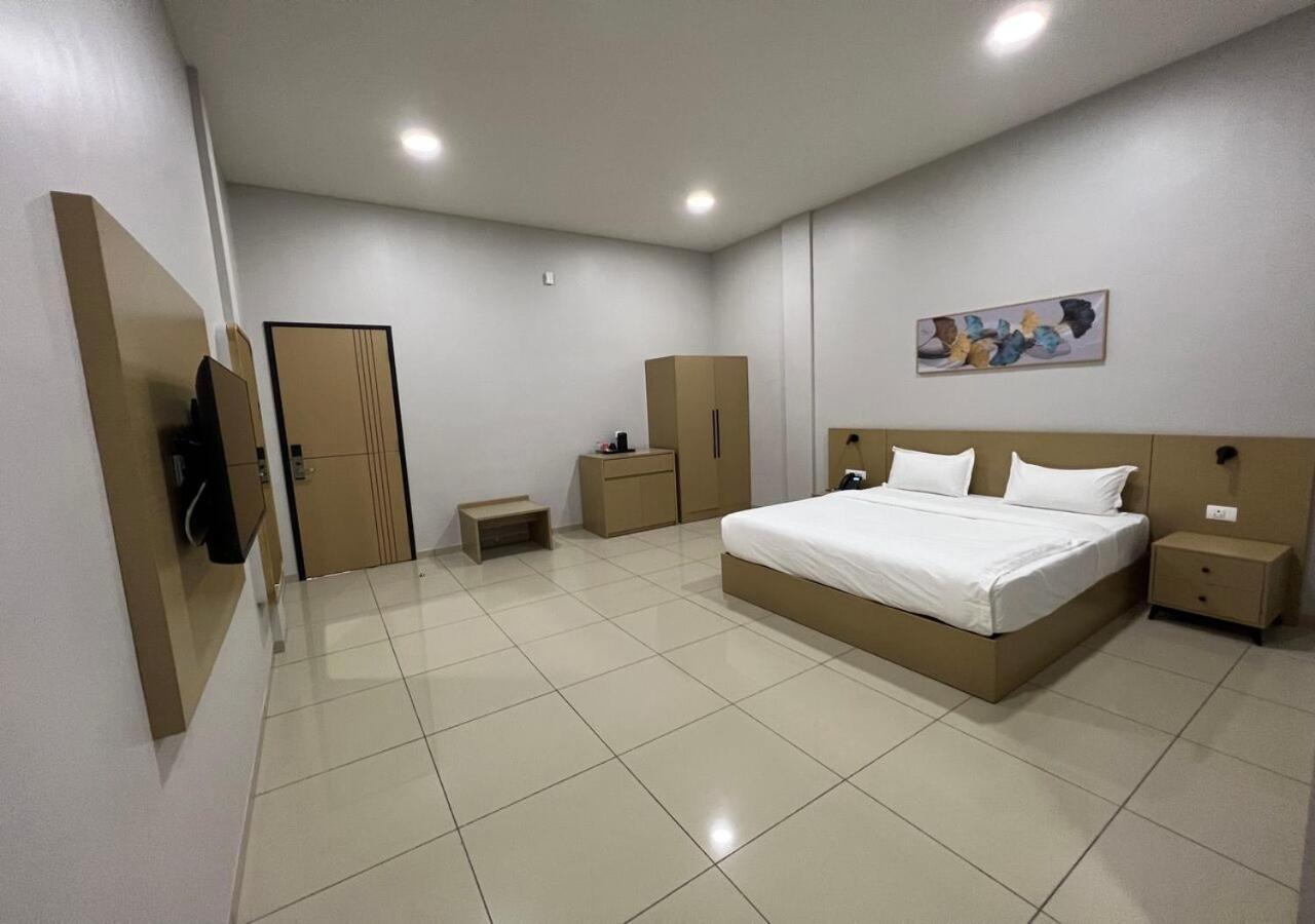 Ixoras Hotel Victoire Kinshasa Buitenkant foto